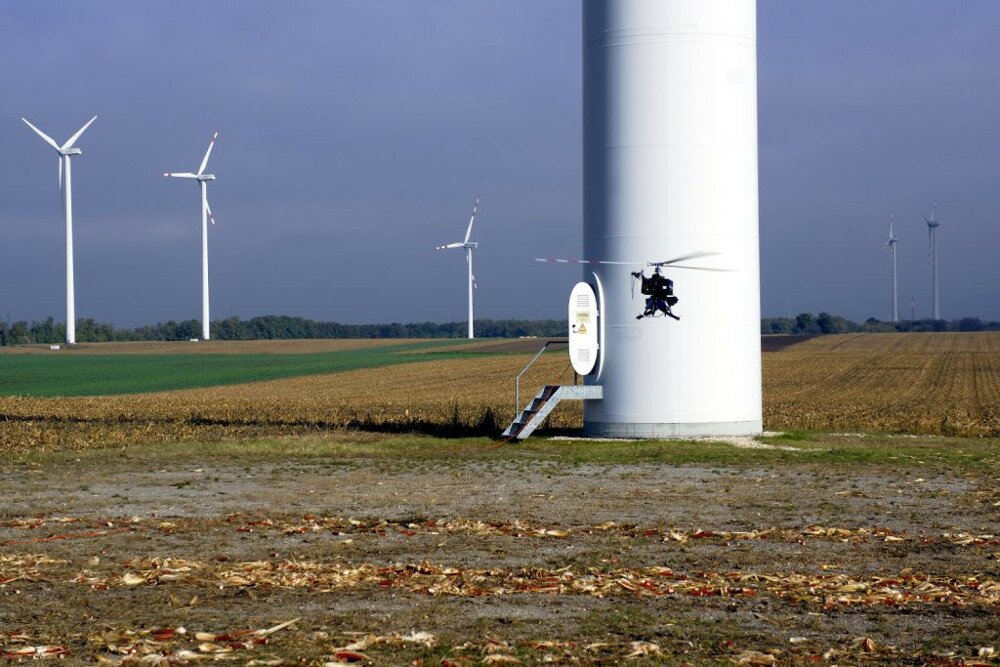 Mit Flug-Robotern inspiziert Aero Enterprise Windkraftanlagen Onshore und Offshore, insbesondere Rotorblätter und Oberflächenstrukturen als Teil einer neuen und nachhaltigen Inspektionsleistung für Windkraftbetreiber, Serviceunternehmen, Gutachter und Versicherungen. (Credit: Aero Enterprise)