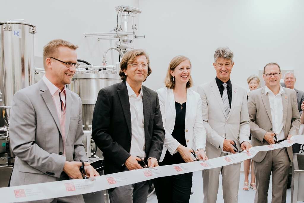 Feiern den Fortschritt in der personalisierten Medizin: (v.l.n.r.) DI(FH) Michael Dorn (Head of Galenik Engineering F. Hoffmann - La Roche AG), Univ.-Prof. Dr. Johannes Khinast (Scientific Director RCPE GmbH), MMag. Barbara Eibinger-Miedl (Landesrätin für Wirtschaft, Europa und Kultur), Univ.-Prof. Dipl.-Ing. Dr. Dr. Harald Kainz (Rektor der Technischen Universität Graz), Dr. Thomas Klein (Business Director RCPE GmbH) (Credit: Lupi Spuma)