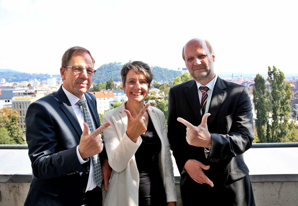 Stolz auf 20 Jahre erfolgreiche Firmengeschichte: Konzernvorstandsvorsitzender Reinhard Ploss, Infineon Austria-Chefin Sabine Herlitschka, Infineon Graz-Leiter Stefan Rohringer (Fotocredit: Oberlaender Media)