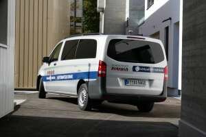 Schaeffler Paravan Technologie GmbH & Co. KG und das Virtual Vehicle Research Center präsentieren gemeinsam einen behindertengerechten Fahrzeugumbau mit Drive-By-Wire System. (Credit: Virtual Vehicle/Paravan)