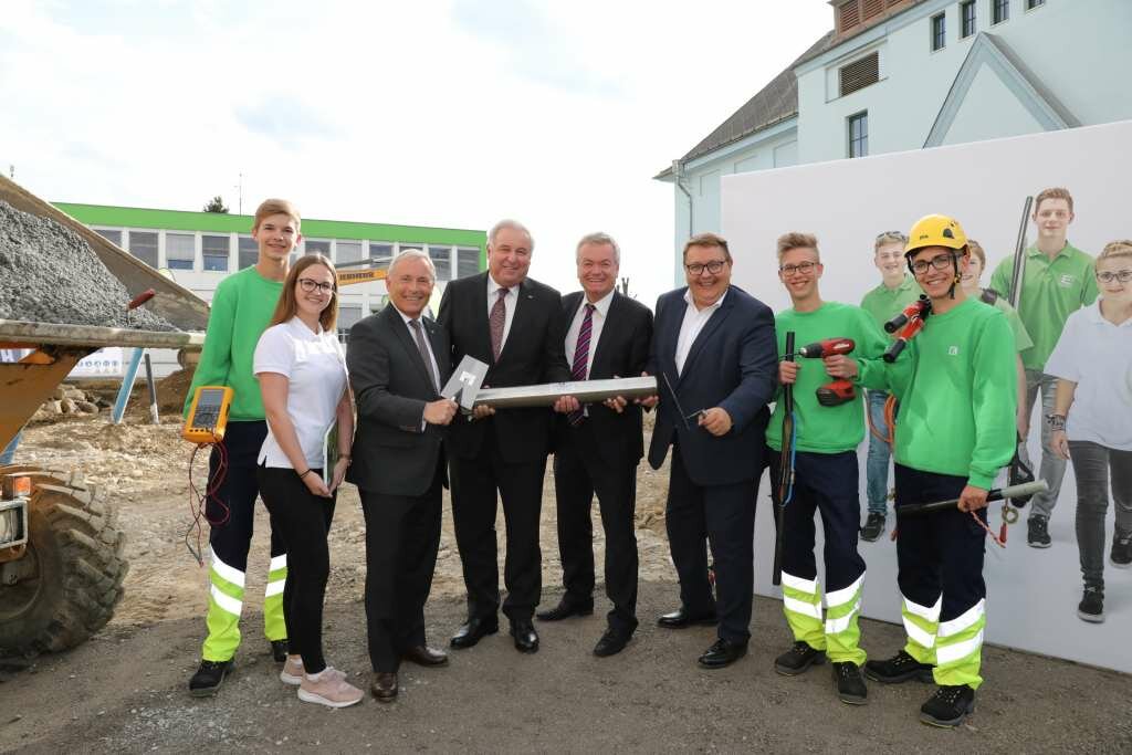 Energie Steiermark-Vorstände Christian Purrer und Martin Graf beim Spartenstich mit Landeshauptmann Hermann Schützenhöfer und Landesrat Anton Lang, gemeinsam mit den Lehrlingen. (Credit: Energie Steiermark)