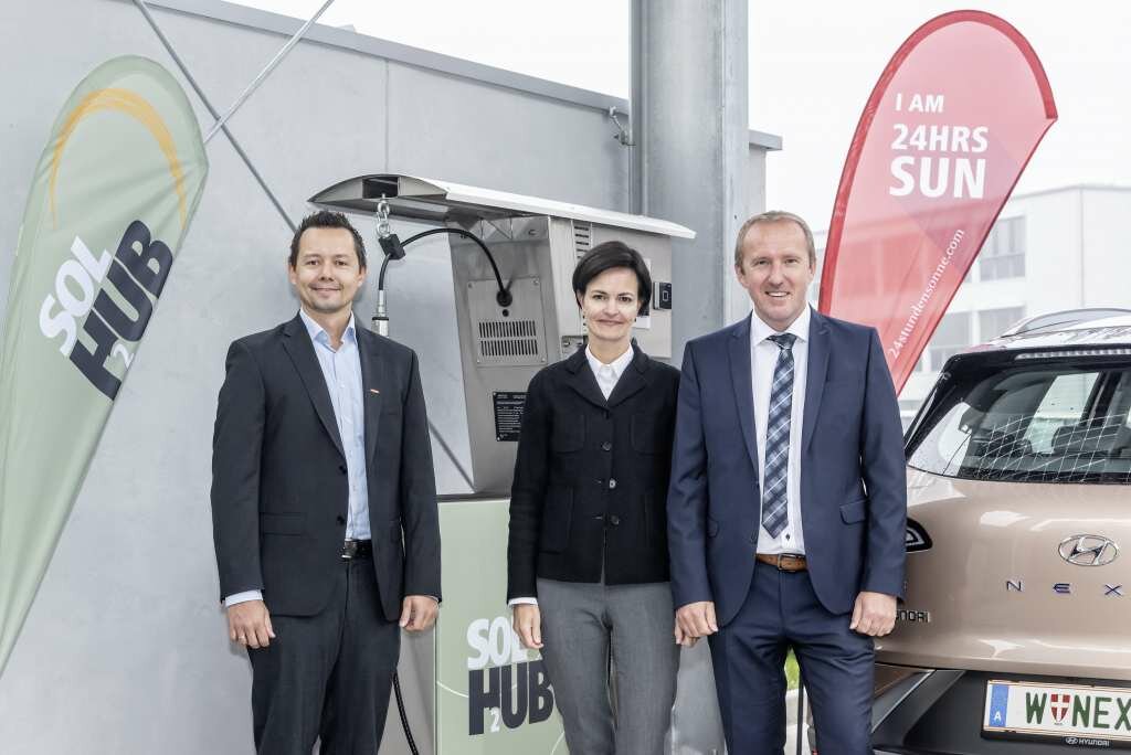 Thomas Rührlinger vom Business Development Hydrogen Solutions, Fronius Geschäftsführerin Elisabeth Engelbrechtsmüller-Strauß und Martin Hackl, Leiter der Business Unit Solar Energy, beim SOLH2UB. (Credit: Fronius International GmbH)