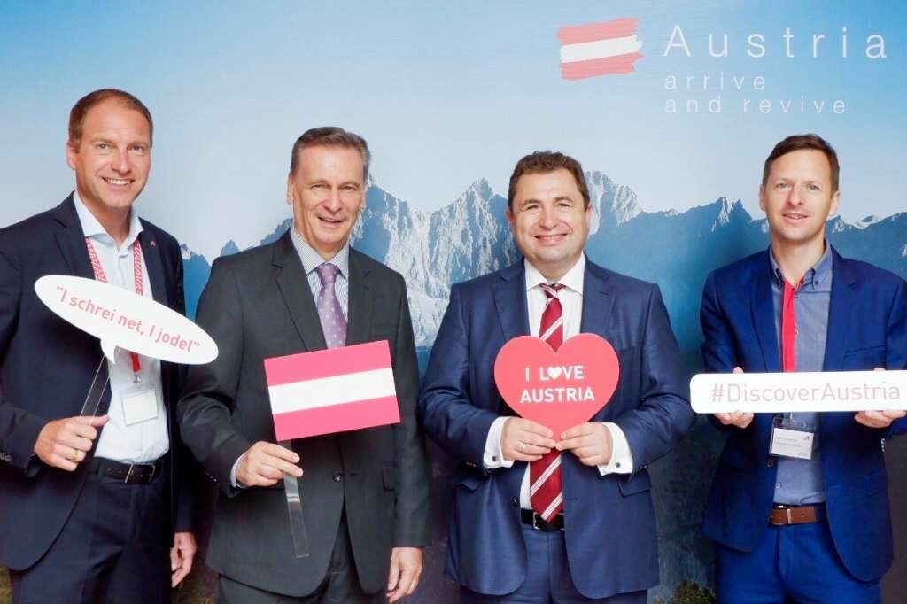 Präsentieren die Workshopserie #discoveraustria: (v.l.n.r.) Mag. Christoph Plank, AUSSENWIRTSCHAFT AUSTRIA Tourismus, Mag. Werner Somweber, Wirtschaftsdelegierter in Kuala Lumpur, Dr. Michael Postl, Österreichischer Botschafter in Kuala Lumpur, Mag. Robert Gröblacher, ÖW-Markt Manager Arabische Länder & Südostasien (Credit: Österreich Werbung)