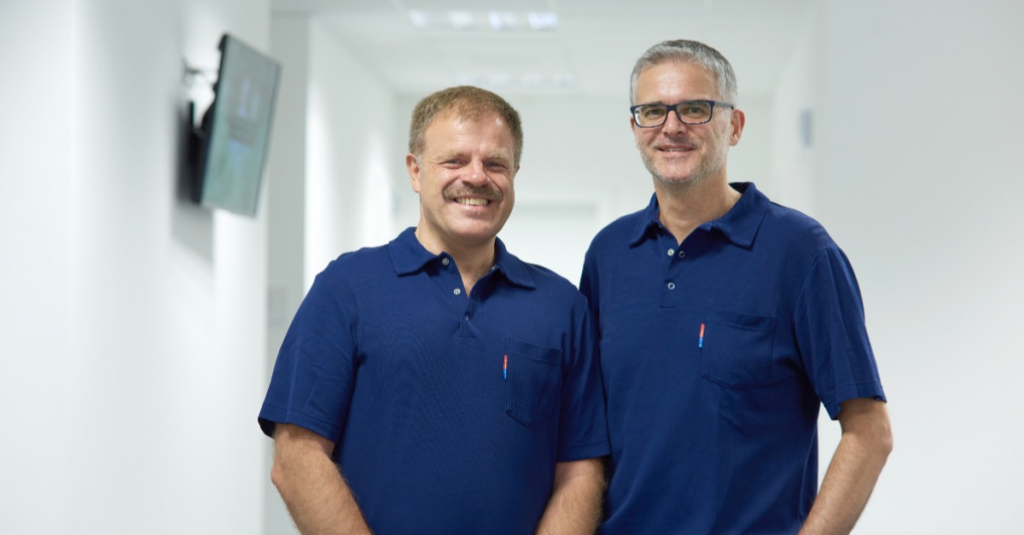 Das Tiroler Ärzteteam mit Hubert Egger (l.) und Alexander Gardetto (r.) leistet Pionierarbeit. (Credit: Brixsana)